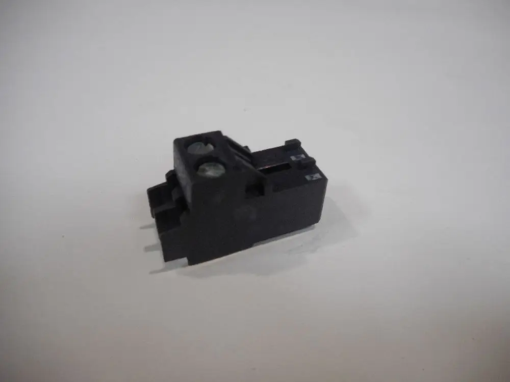 Schwarzer Stecker mit zwei Anschlüssen, verwendet für Vorlauffühler, erkennbar durch die Bauart und die Befestigungsschrauben. Geeignet für Systeme von Remeha.